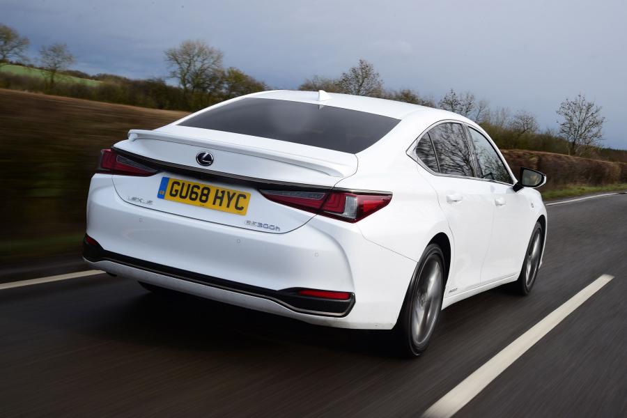  Lexus ES300h F-Sport 2019 года  (UK) (фото 10 из 13)